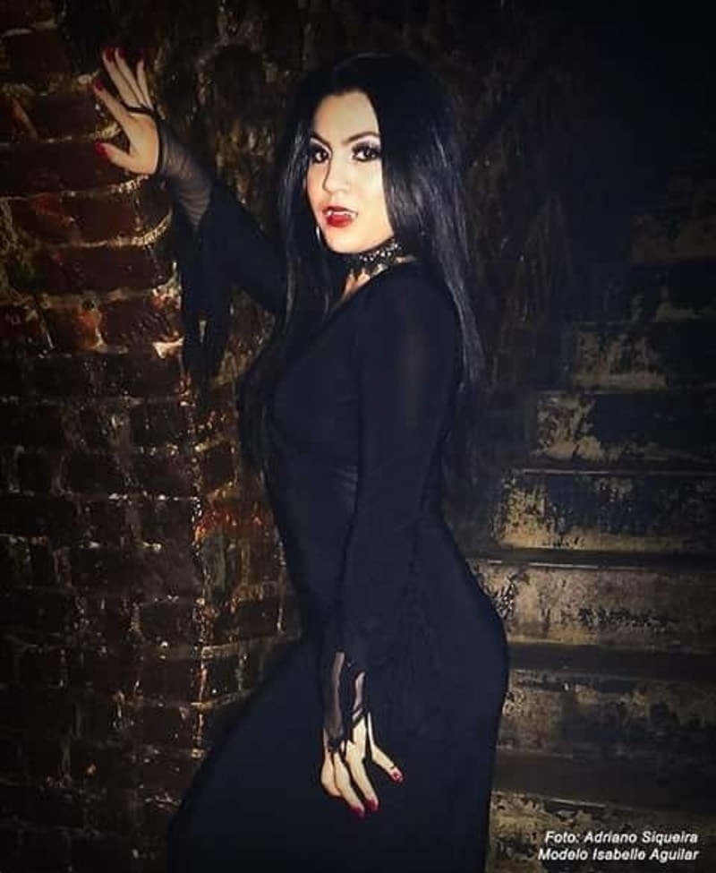 A modelo Isabelle Aguilar como "Vampirelle"Créditos da Imagem: Adriano Siqueira
