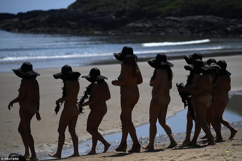 Evento beneficente contra o câncer infantil conta com 2505 mulheres nadando nuas em praia da Irlanda Créditos da Imagem: Clodagh Kilcoyne/Reuters